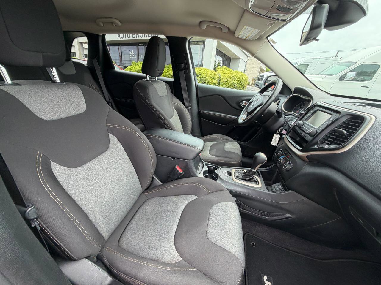 Used 2016 Jeep Cherokee Sport image 37