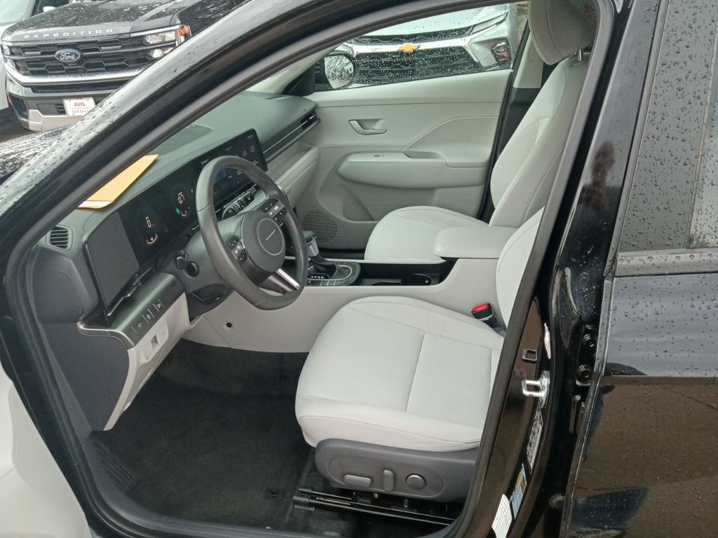 Used 2025 Hyundai Kona SEL FWD image 4