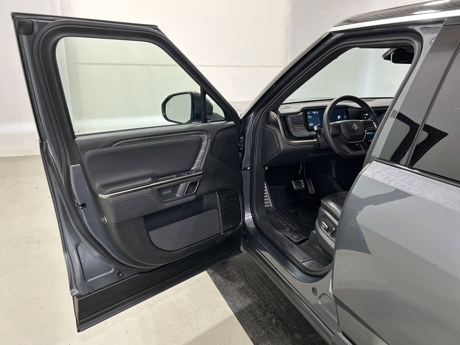 Used 2022 Rivian R1S Launch Edition image 16