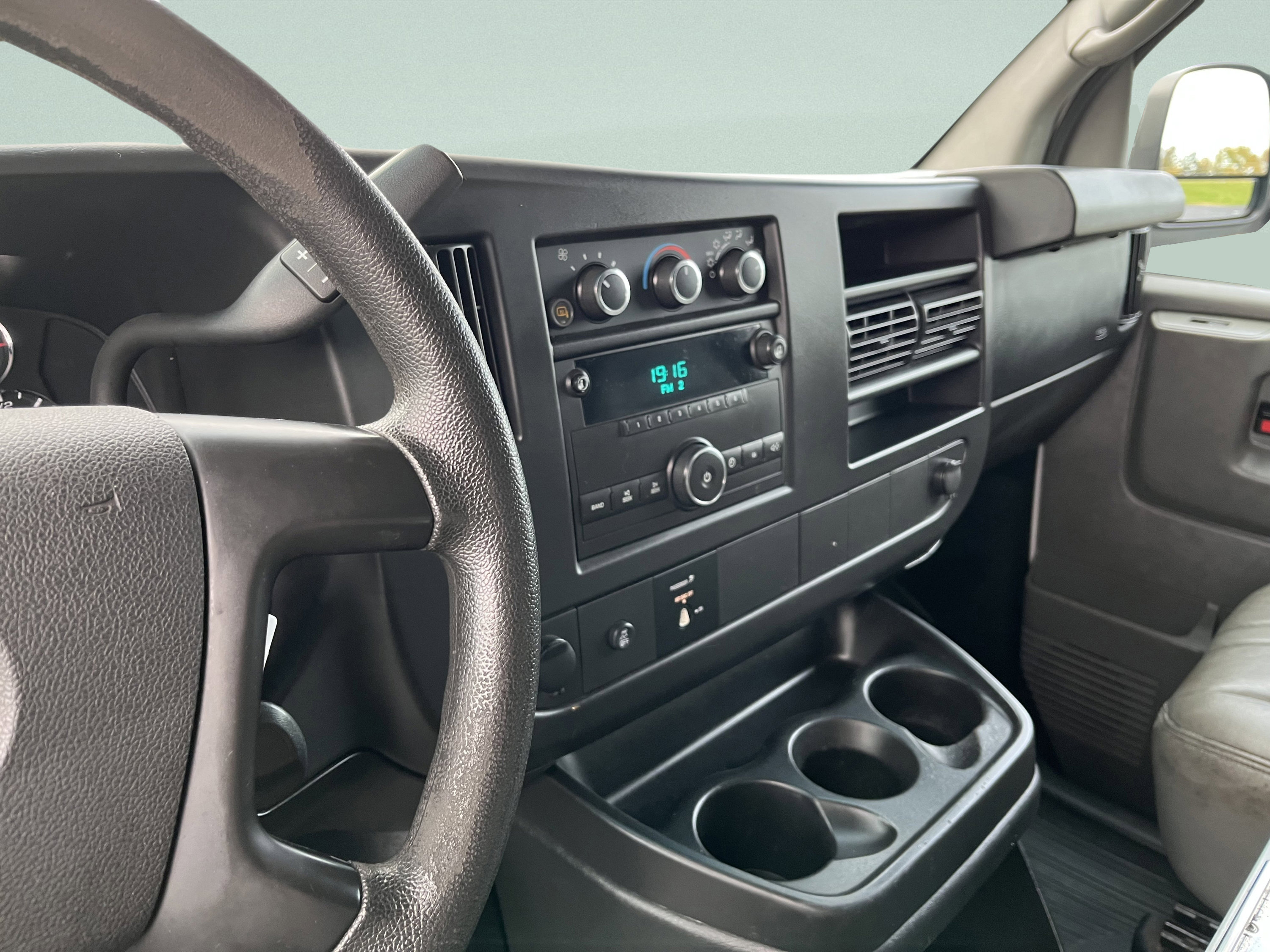 Used 2014 Chevrolet Express 3500 Extended RWD image 10