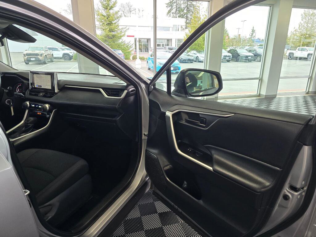 Used 2025 Toyota RAV4 LE image 40