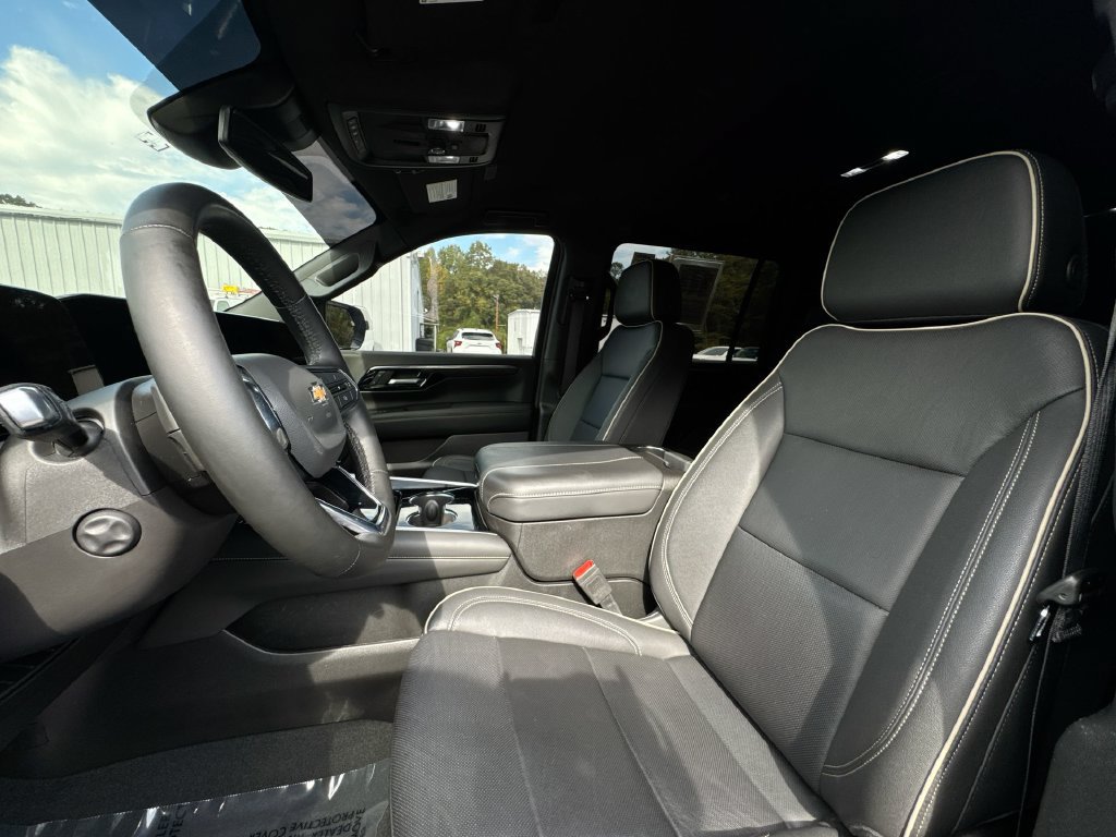 Used 2025 Chevrolet Suburban Premier RWD image 13