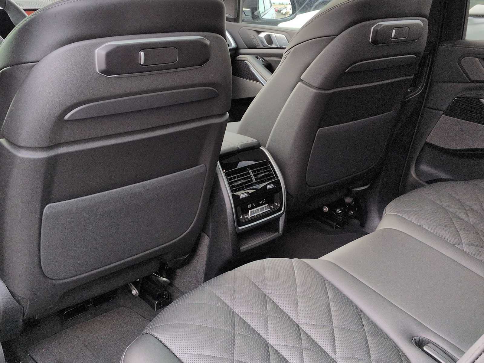 Used 2026 BMW X7 xDrive40i w/ M Sport Package AWD/4WD image 19