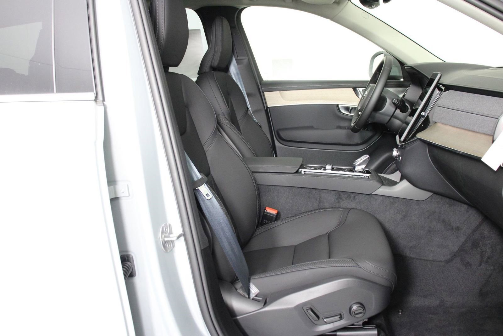 New 2026 Volvo XC90 T8 Plus w/ Protection Package Premier image 10