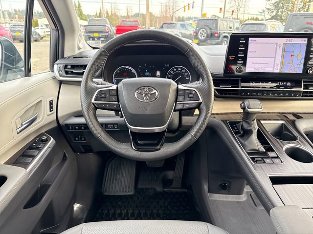 Used 2023 Toyota Sienna Limited image 18