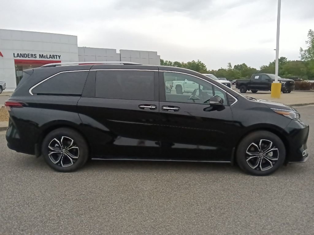 Used 2025 Toyota Sienna Platinum AWD/4WD image 2