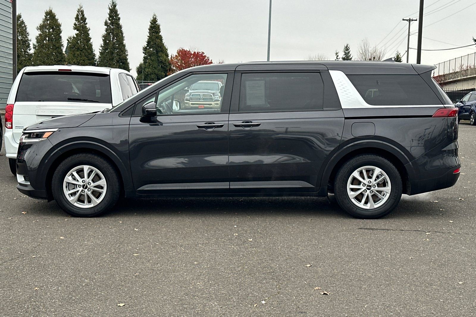 Used 2024 Kia Carnival LX FWD image 9