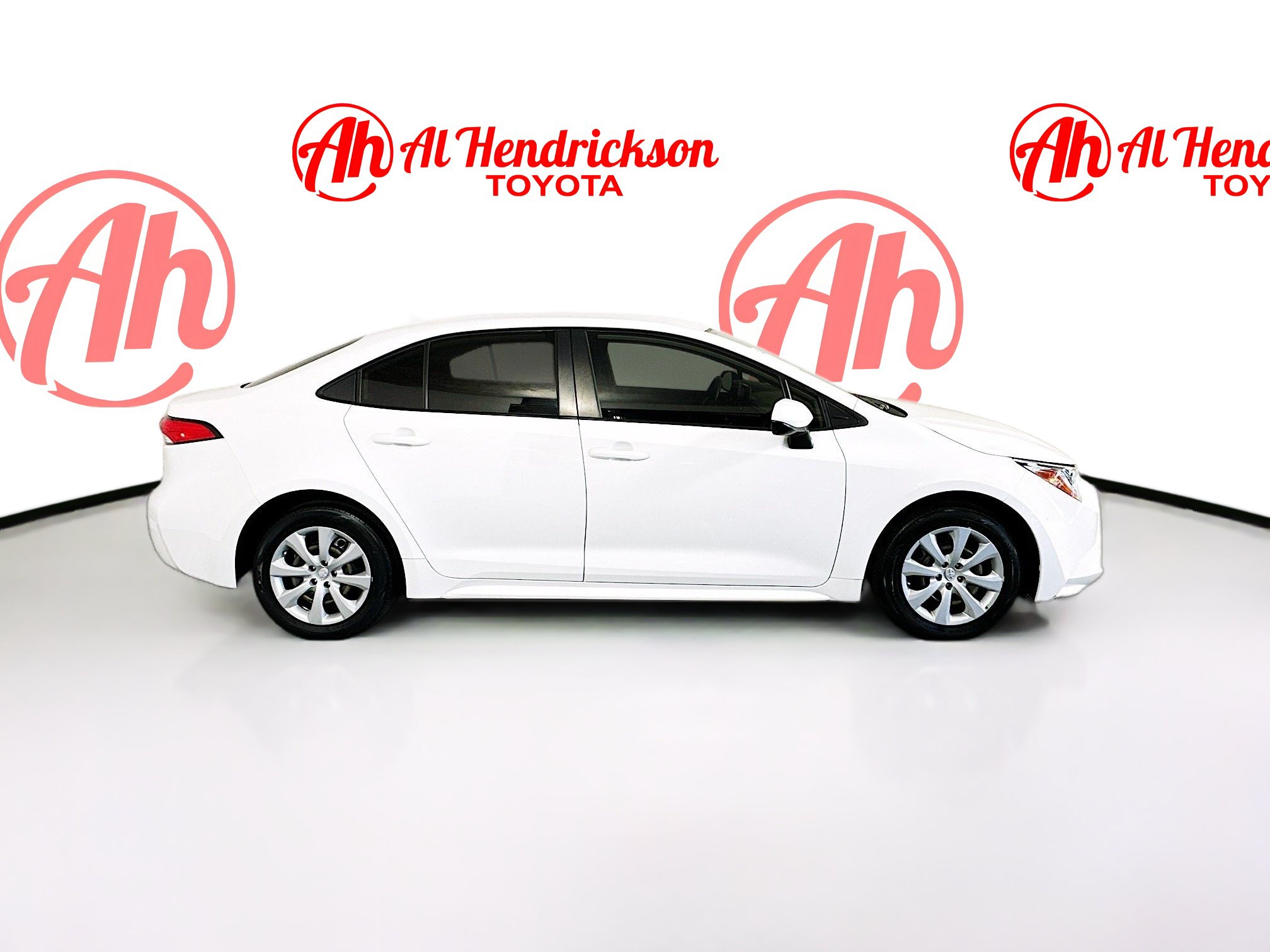 Used 2022 Toyota Corolla LE FWD image 2