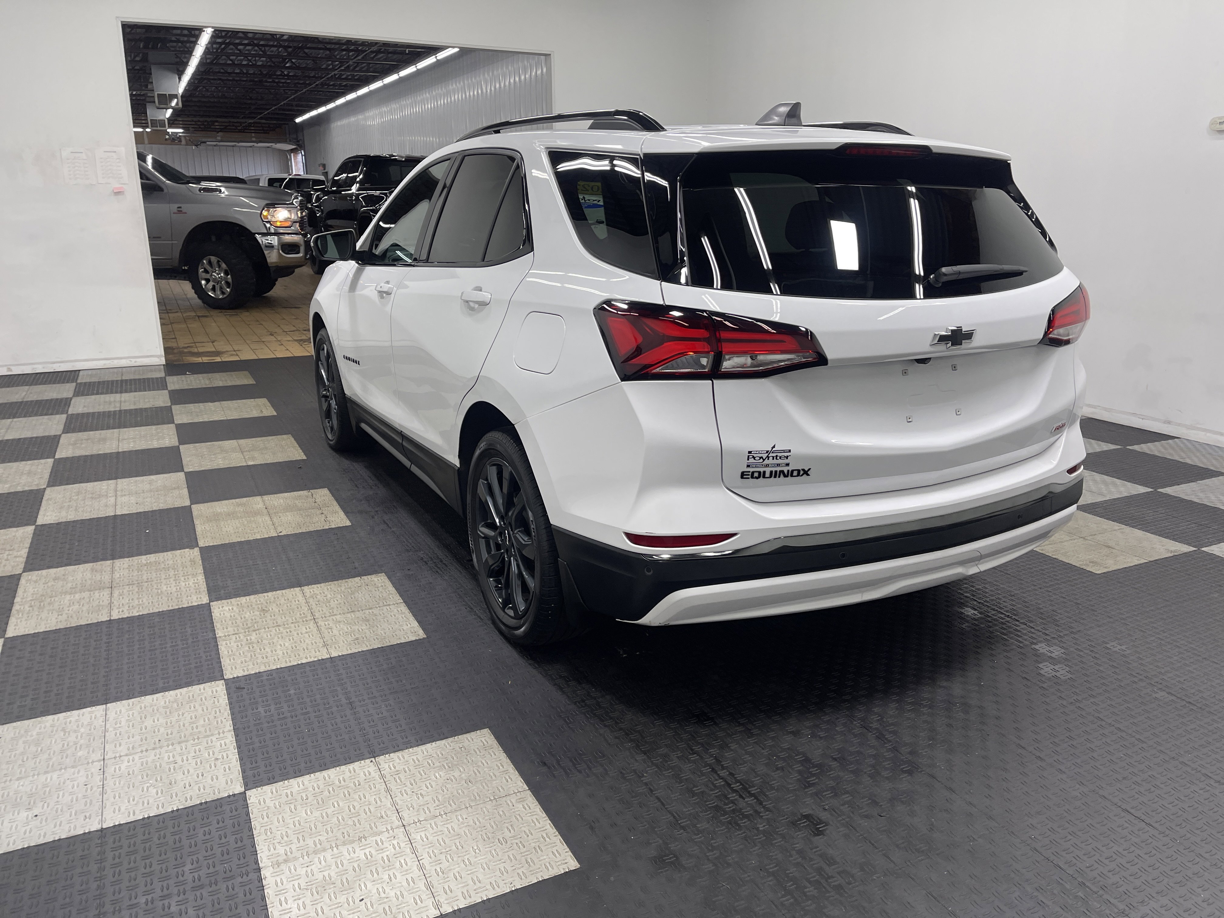Used 2022 Chevrolet Equinox RS w/ RS Leather Package FWD image 2