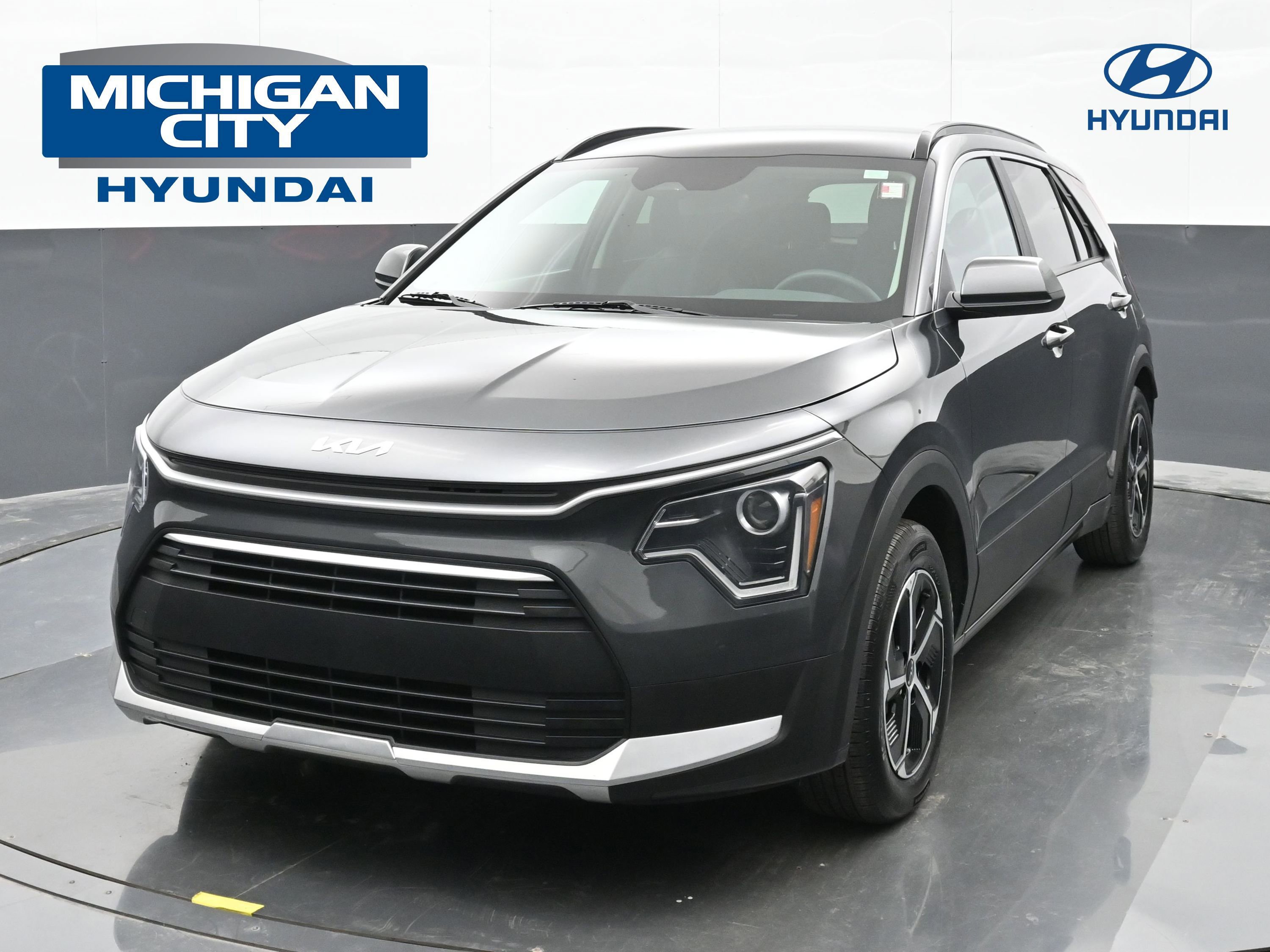 Used 2024 Kia Niro LX image 1