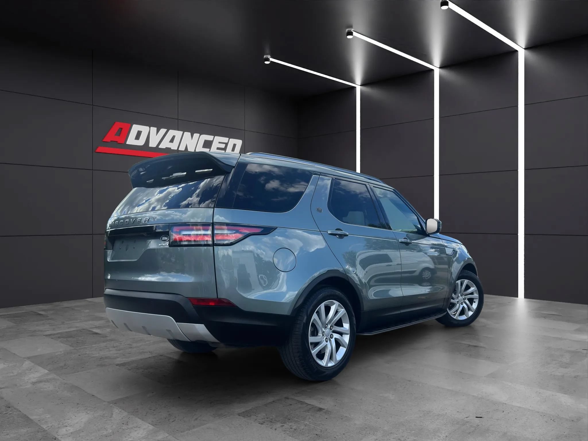 Used 2017 Land Rover Discovery HSE AWD/4WD image 6