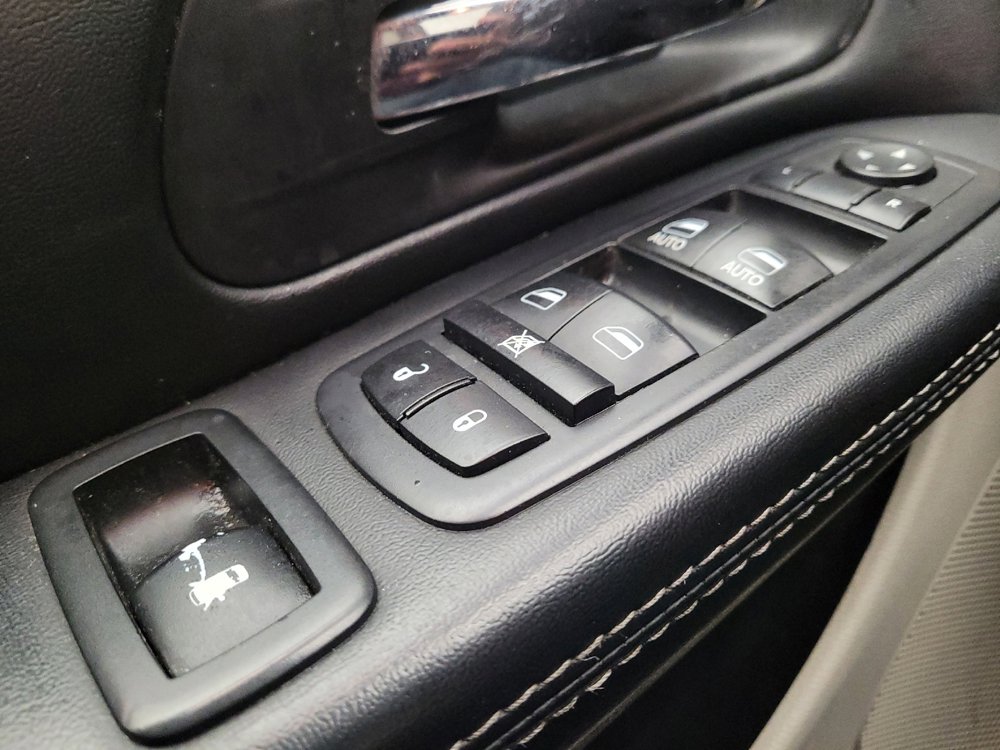 Used 2017 Dodge Grand Caravan SXT w/ Rear Park Assist Package FWD image 27