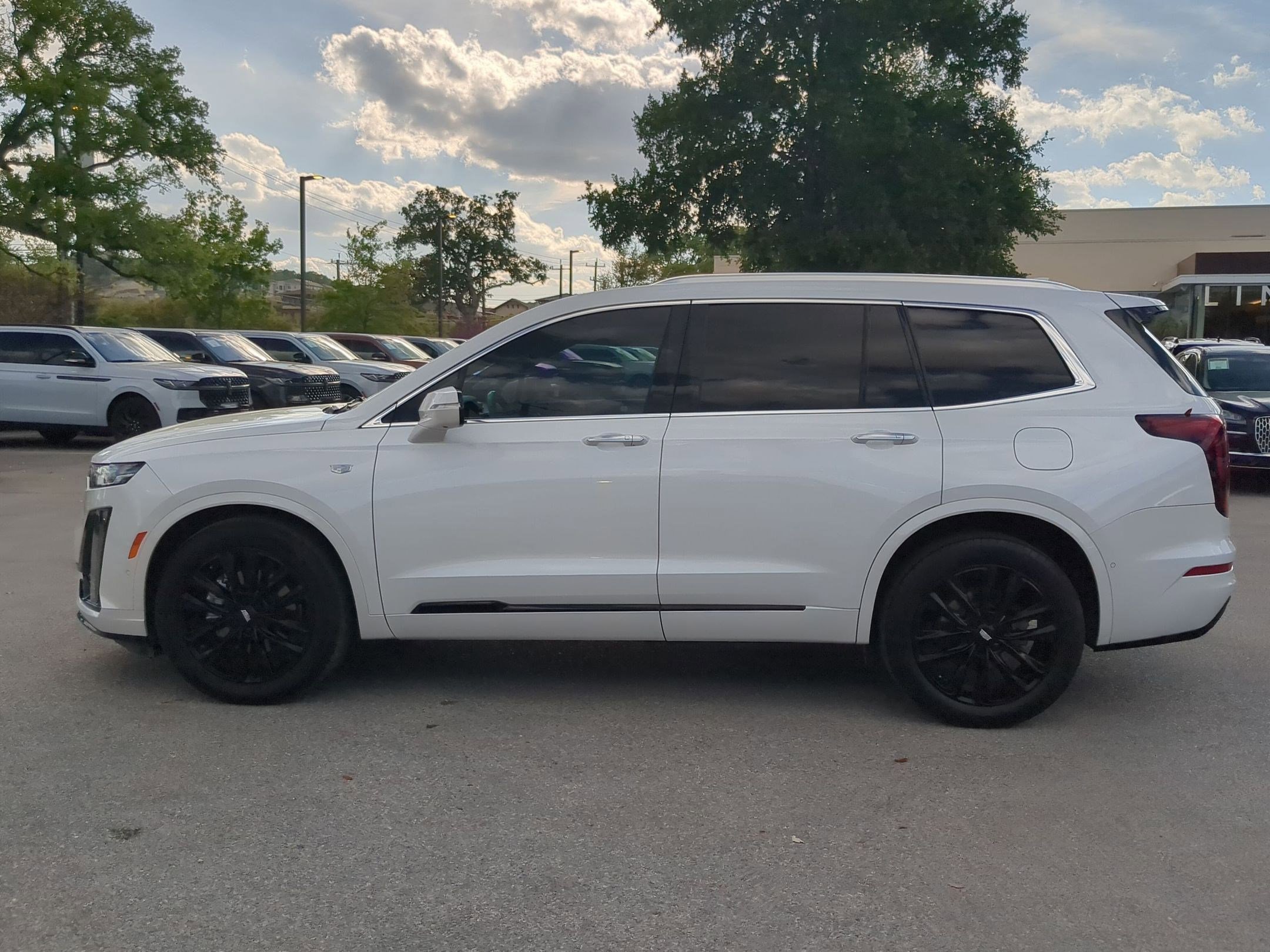 Used 2021 Cadillac XT6 Premium Luxury w/ LPO, ONYX Package image 6