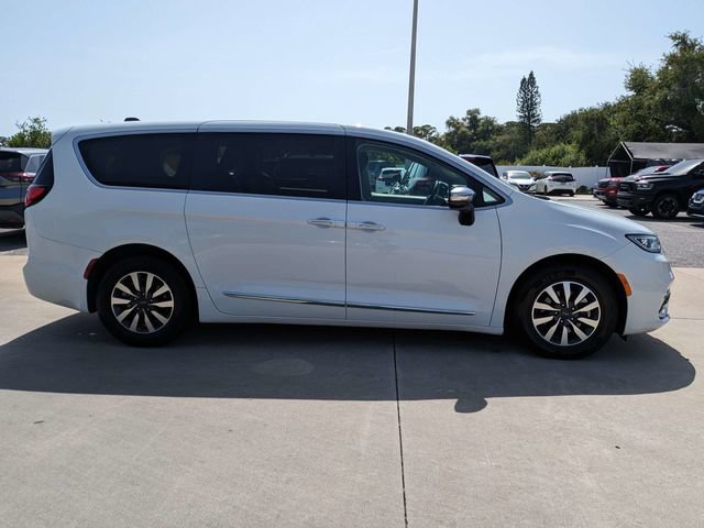 Used 2023 Chrysler Pacifica Limited FWD image 4