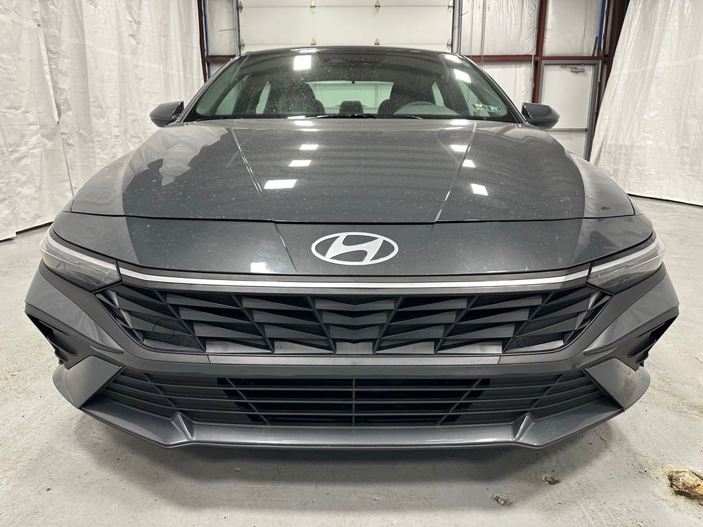 Used 2025 Hyundai Elantra SE image 2