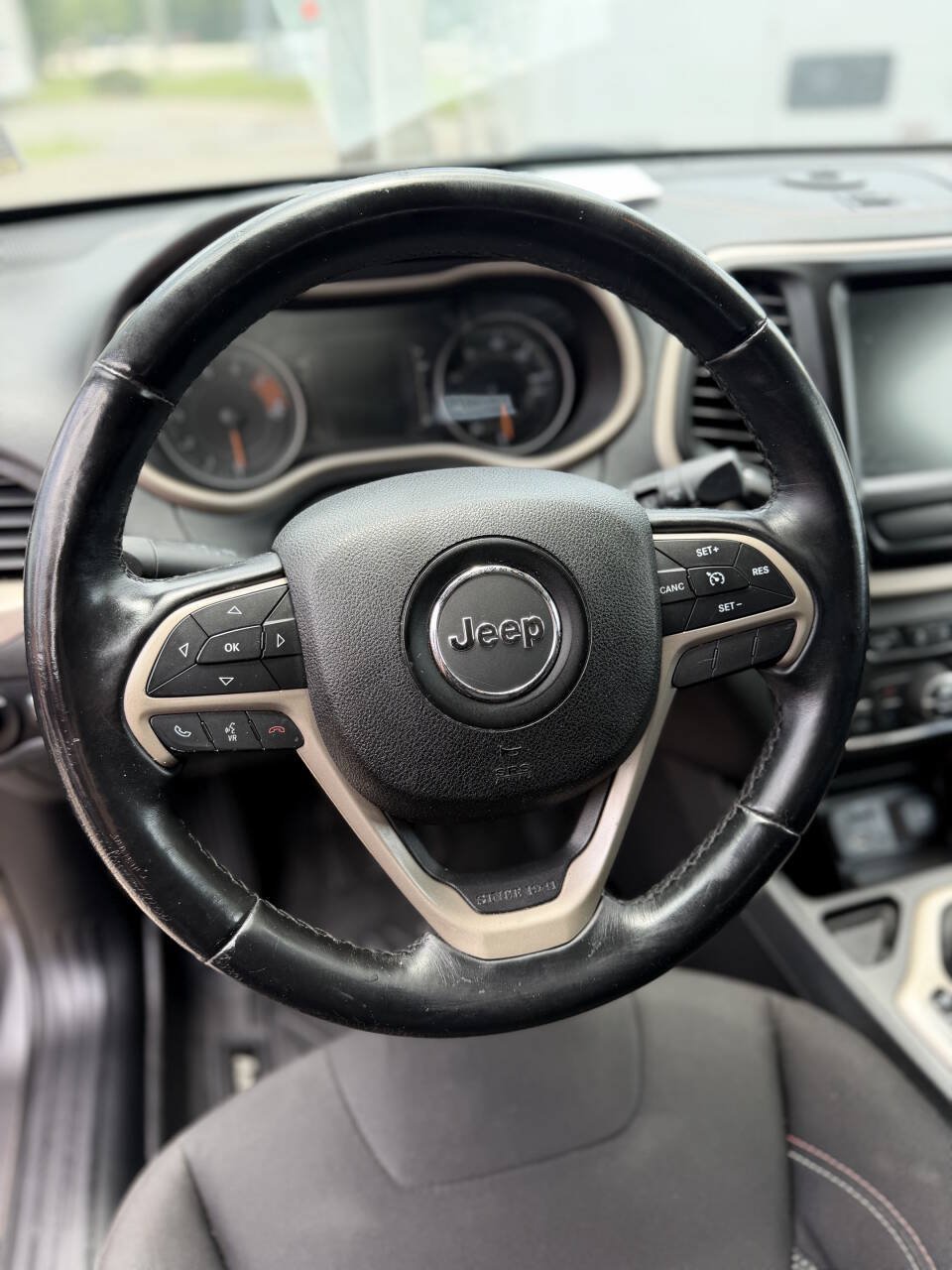 Used 2017 Jeep Cherokee 75th Anniversary FWD image 17
