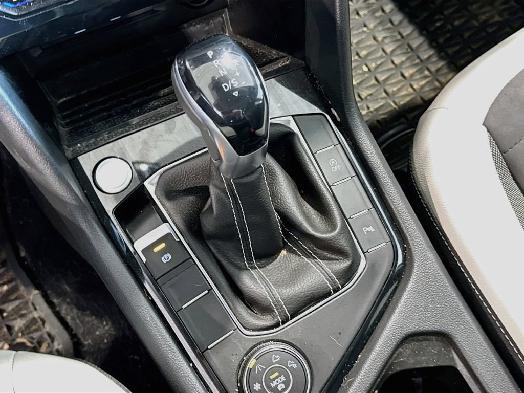 Certified 2025 Volkswagen Taos SE AWD/4WD image 18