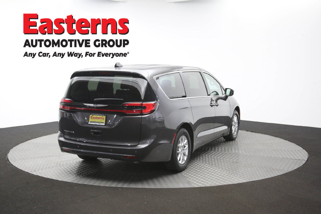 Used 2023 Chrysler Pacifica Touring-L FWD image 43