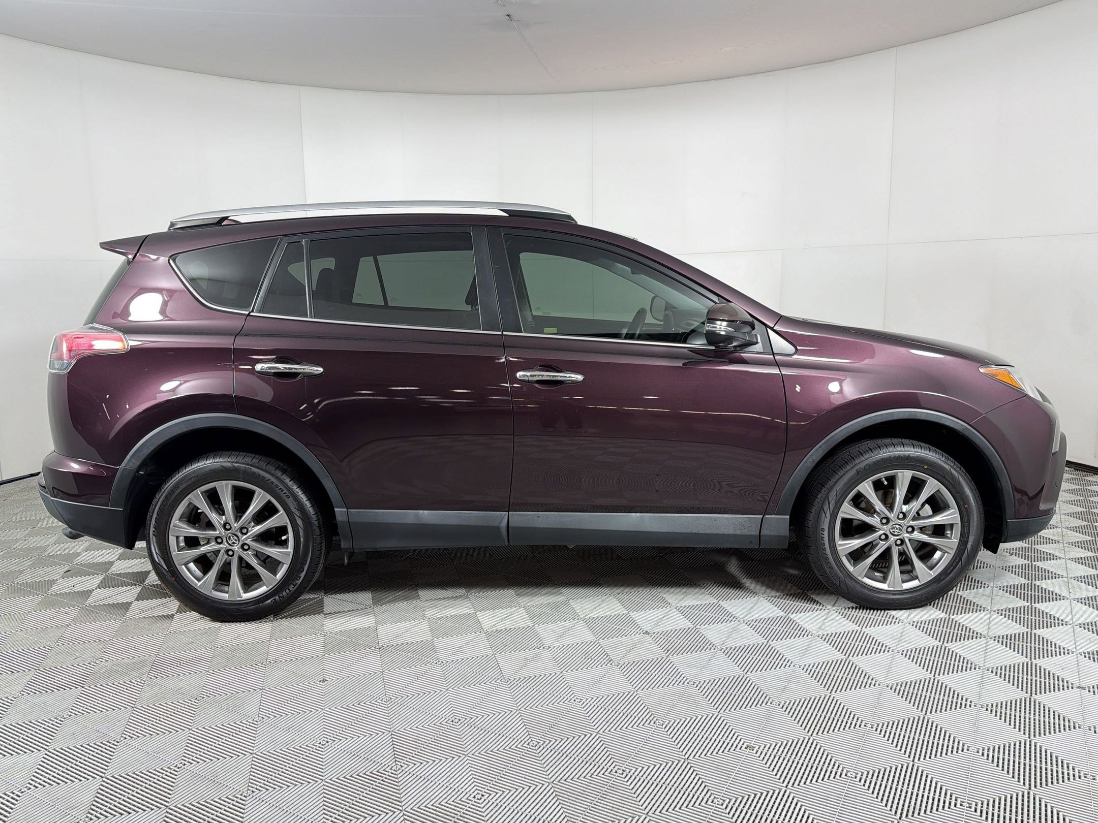 Used 2016 Toyota RAV4 Limited w/ Advanced Technology Package FWD image 8