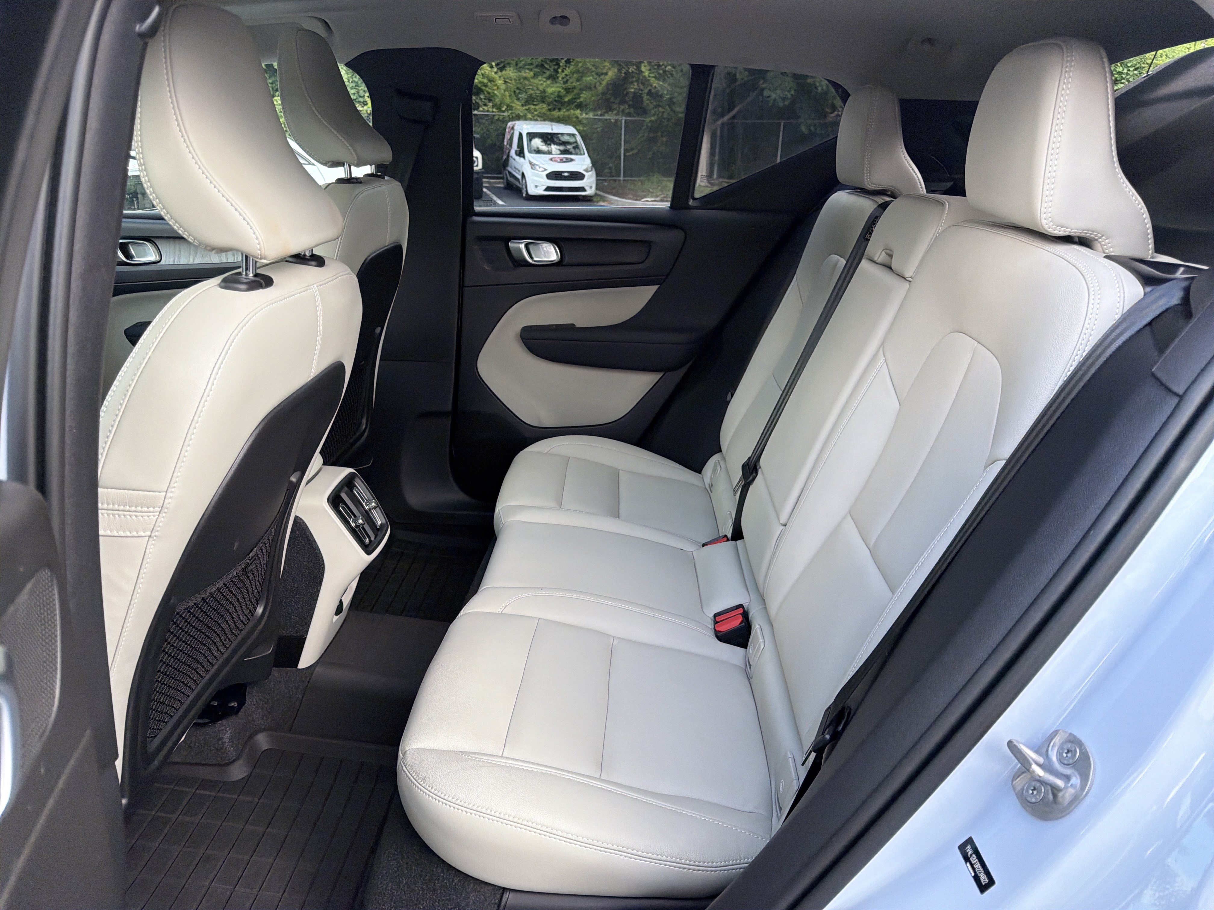 Certified 2024 Volvo XC40 B5 Ultimate w/ Protection Package Premier AWD/4WD image 32