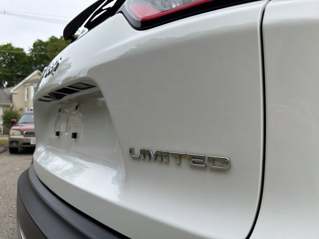 Used 2019 Jeep Cherokee Limited AWD/4WD image 9