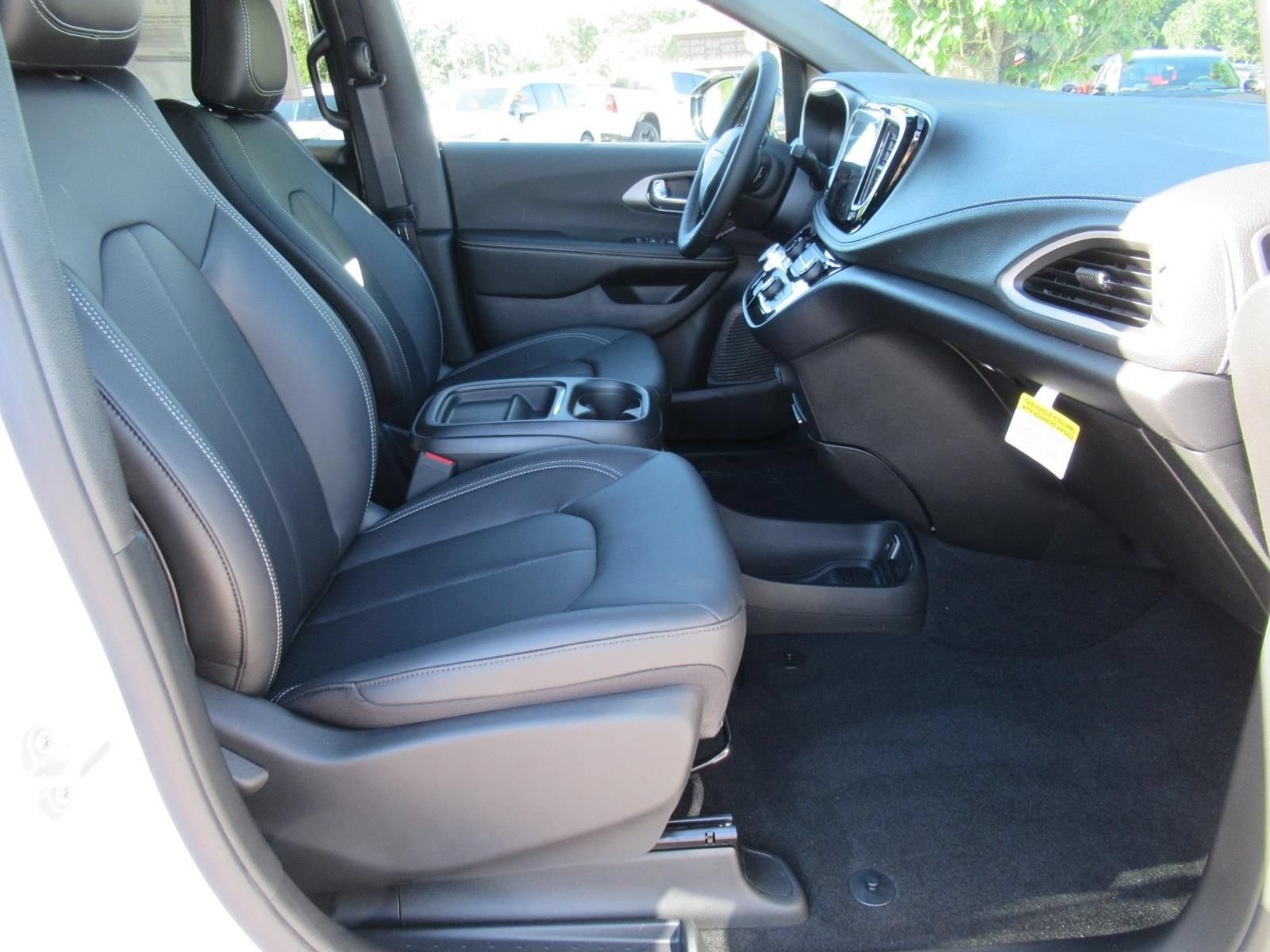 New 2027 Chrysler Pacifica Select FWD image 10