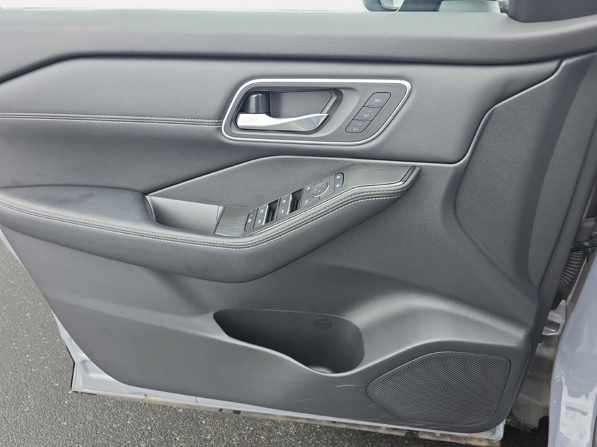 Used 2025 Nissan Rogue Platinum FWD image 26