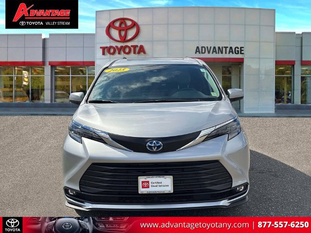 Used 2025 Toyota Sienna XLE FWD image 2