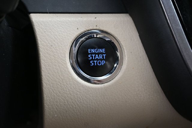 Used 2018 Toyota Camry XLE FWD image 17