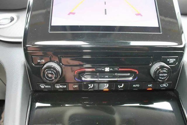 Used 2023 Jeep Grand Cherokee Laredo image 28