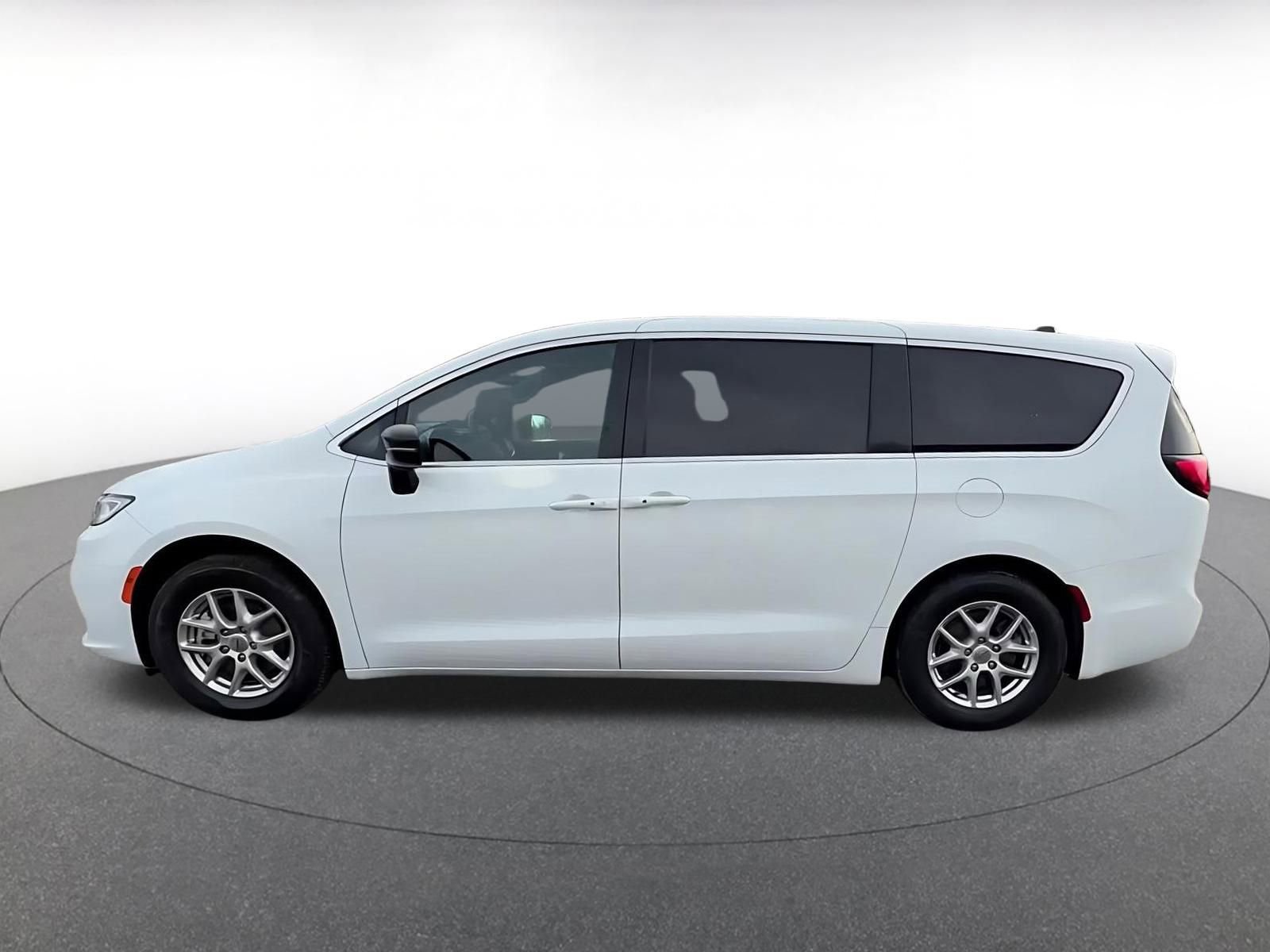 Used 2025 Chrysler Pacifica Select image 9