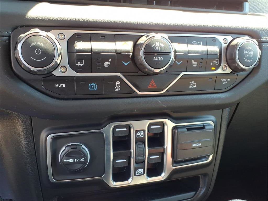 Used 2025 Jeep Wrangler Sahara image 20