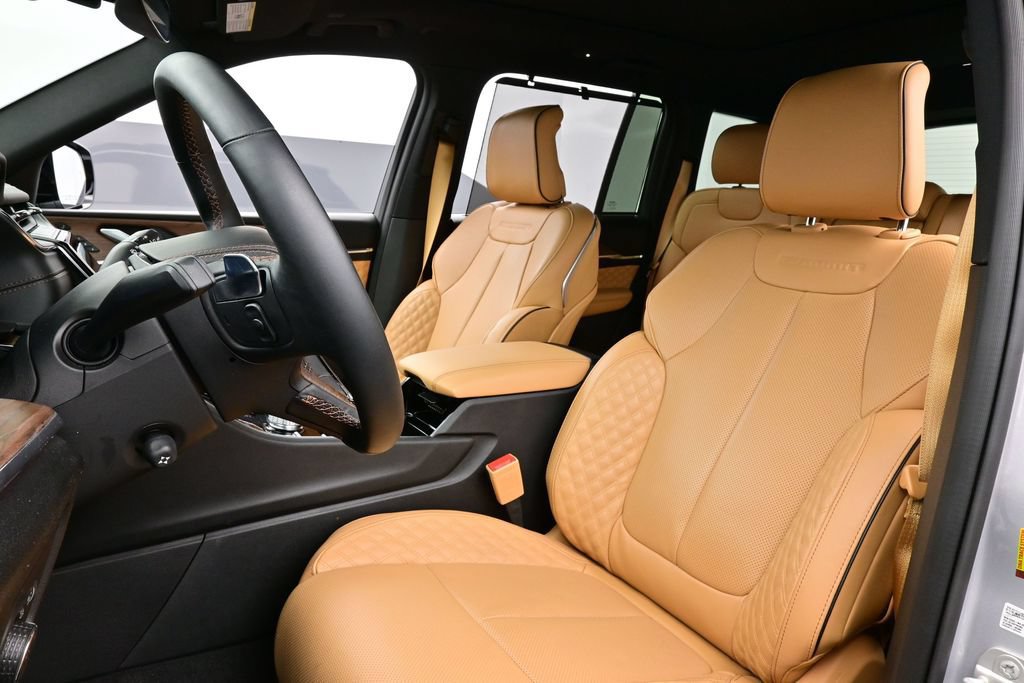 Used 2024 Jeep Grand Cherokee Summit w/ Luxury Tech Group V AWD/4WD image 5