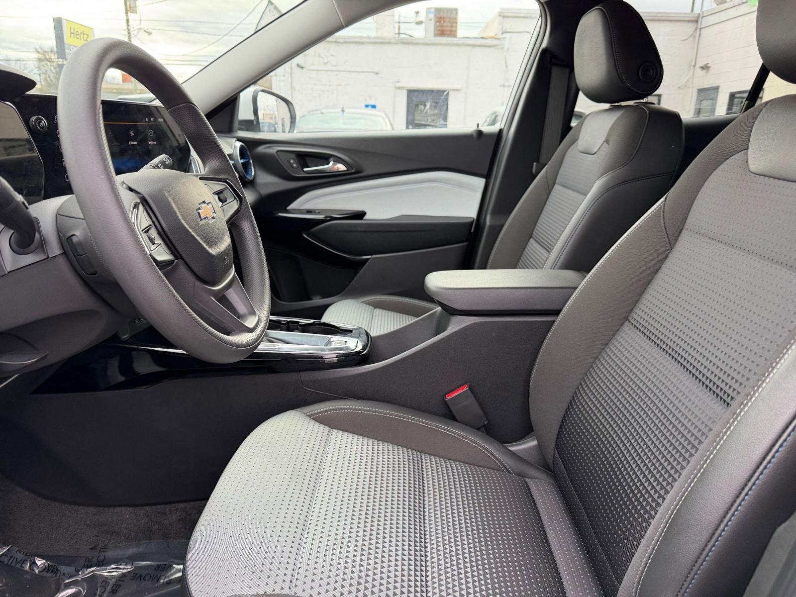 Used 2025 Chevrolet Trax LT image 24