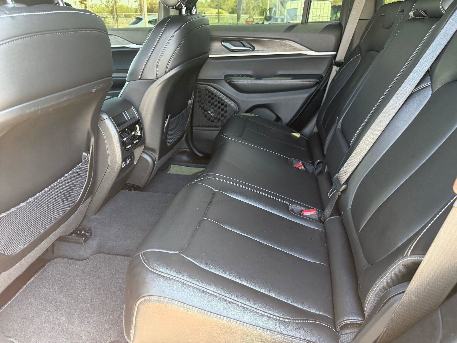 Used 2025 Jeep Grand Cherokee Limited w/ Black Appearance Package image 4