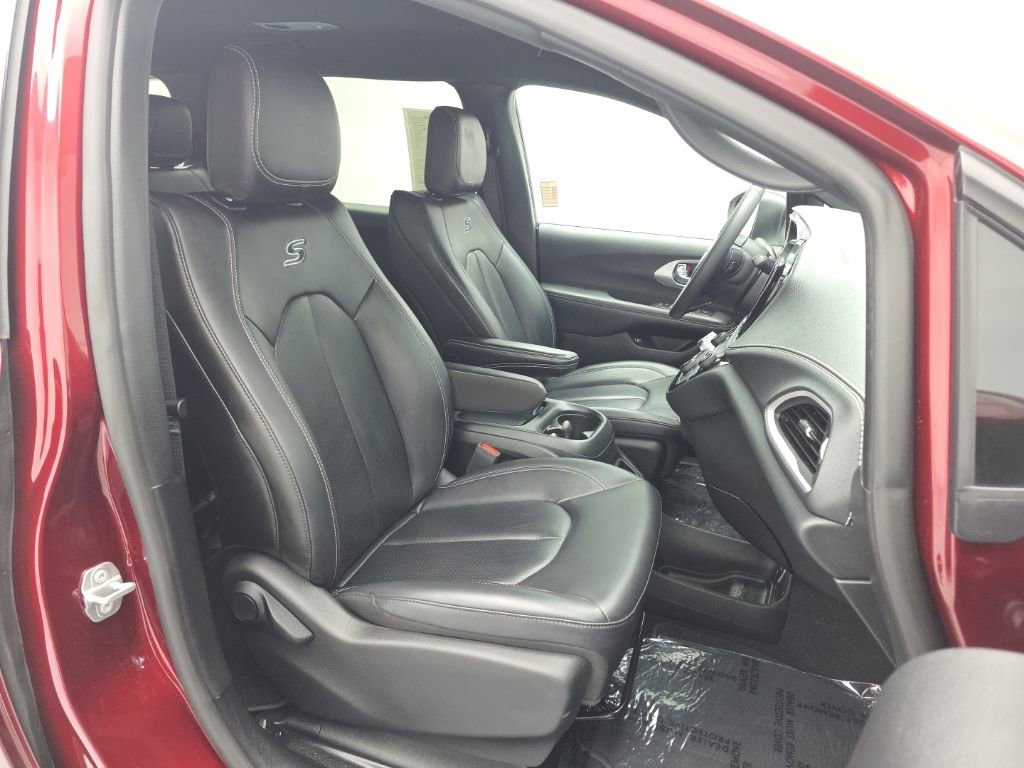Used 2023 Chrysler Pacifica Touring-L w/ S Appearance Package image 47