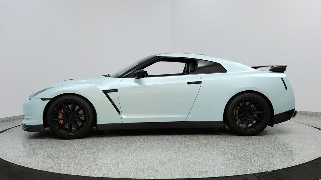 Used 2010 Nissan GT-R Premium AWD/4WD image 2