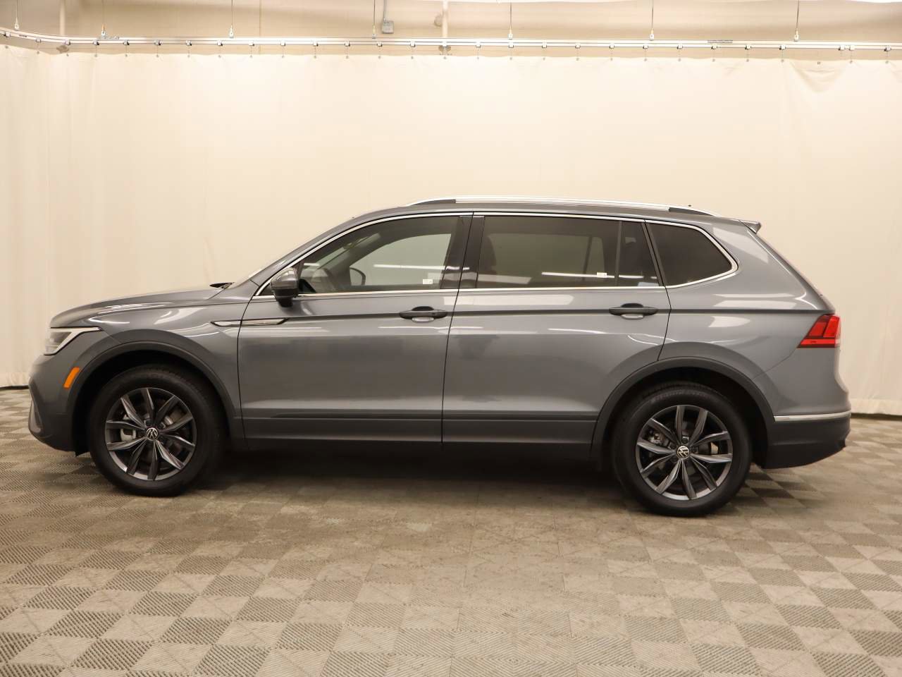 Certified 2023 Volkswagen Tiguan SE image 3