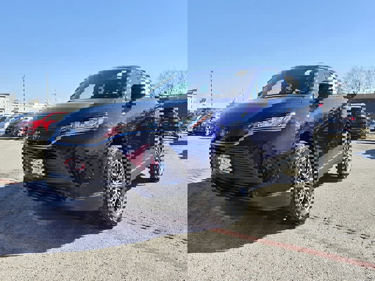 Used 2022 Toyota Venza LE image 3