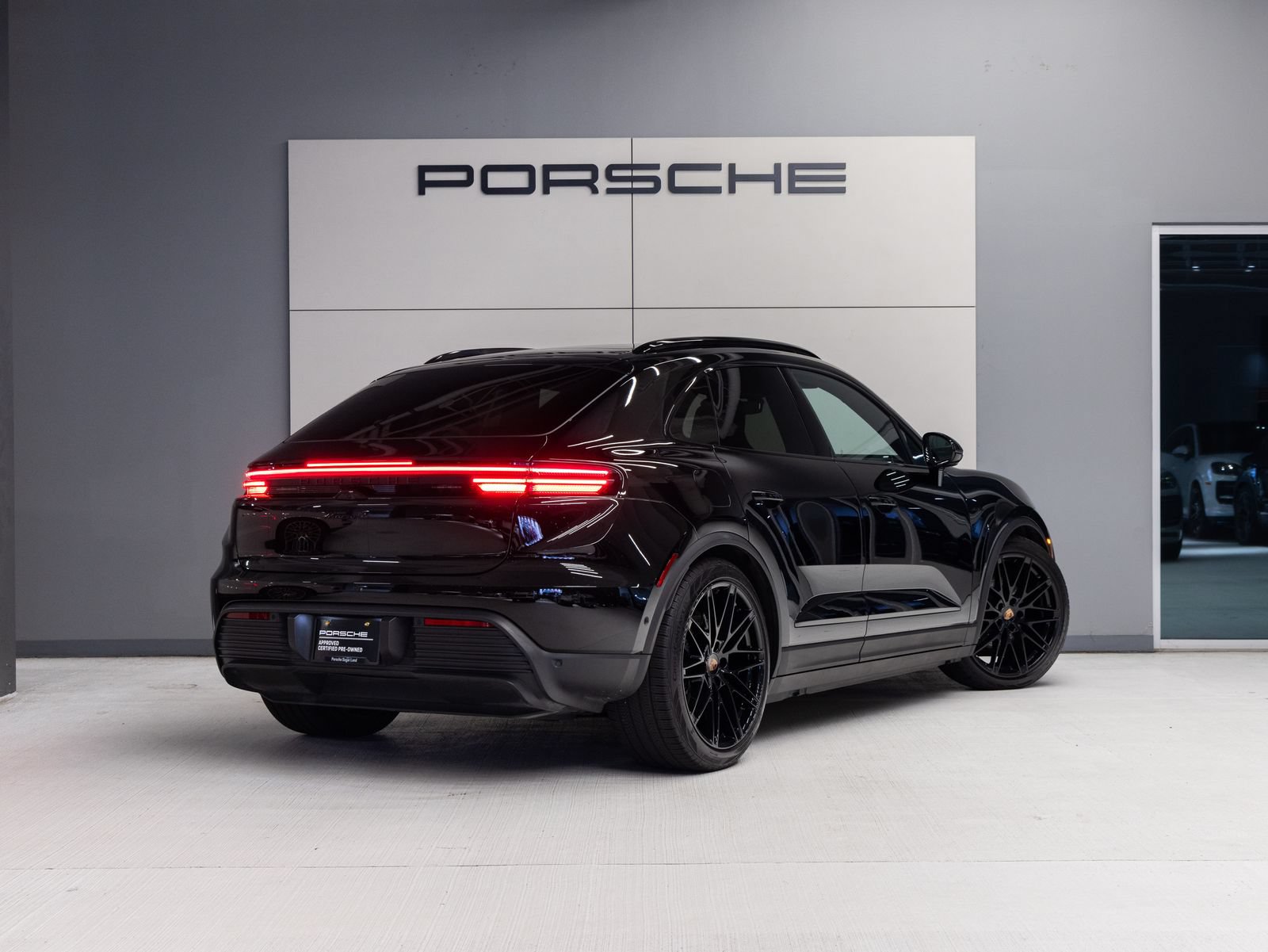Certified 2025 Porsche Macan 4 Electric AWD/4WD image 7