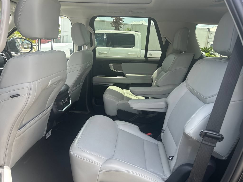 Used 2025 Ford Expedition Platinum w/ Driver's Package AWD/4WD image 14