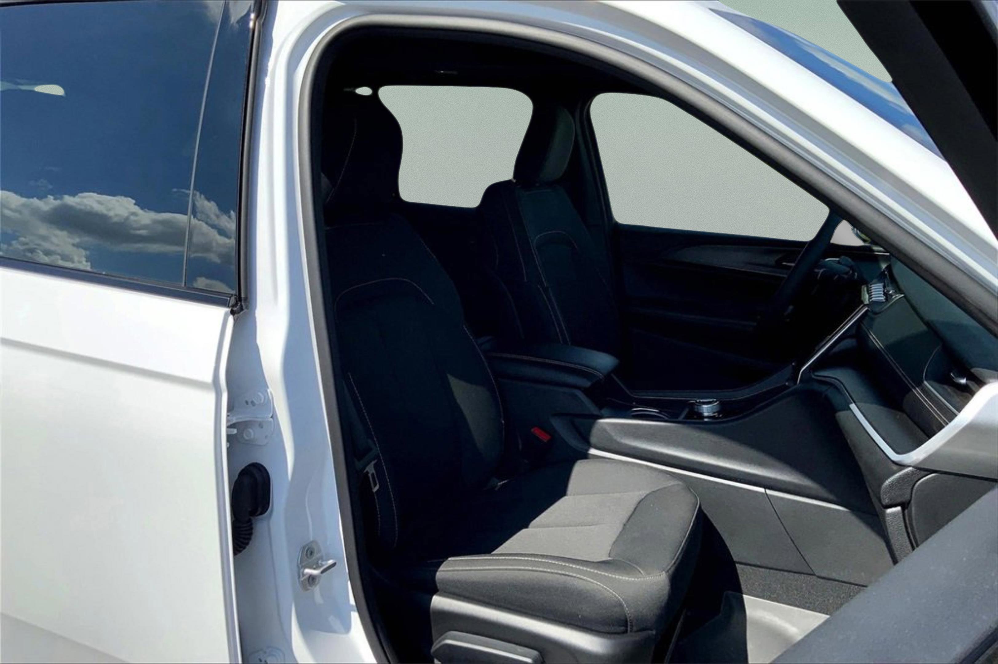 Used 2025 Jeep Grand Cherokee Laredo X image 10