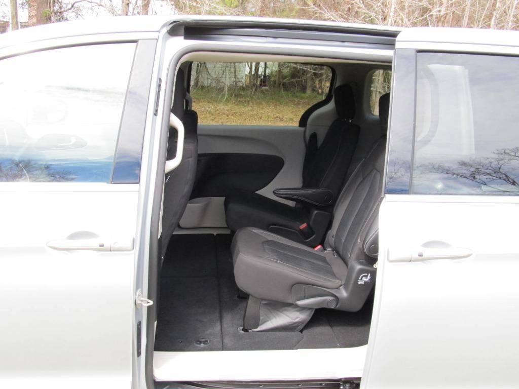 Used 2023 Chrysler Voyager LX image 33