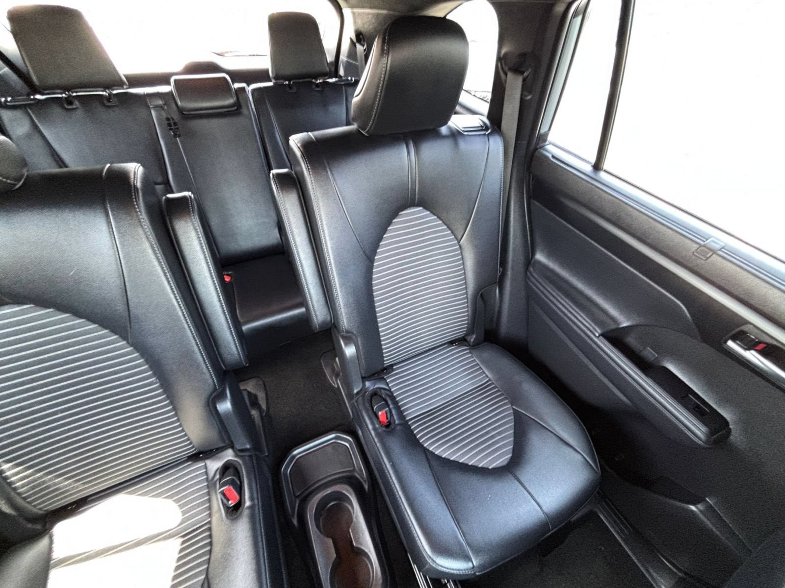 Used 2025 Toyota Highlander XSE AWD/4WD image 38