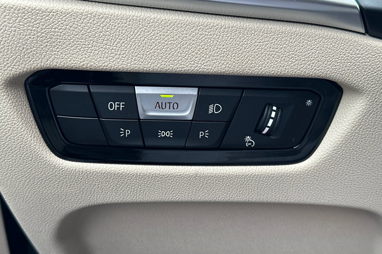 Used 2025 BMW 330i Sedan w/ Premium Package image 39