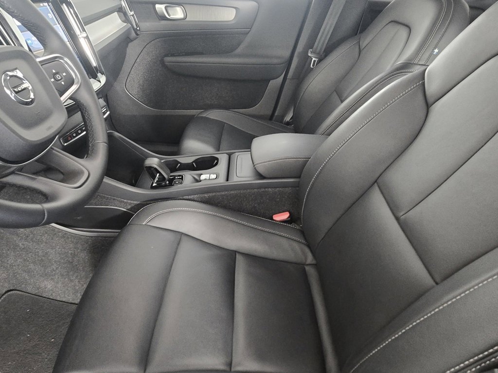 Certified 2025 Volvo XC40 B5 Core image 18
