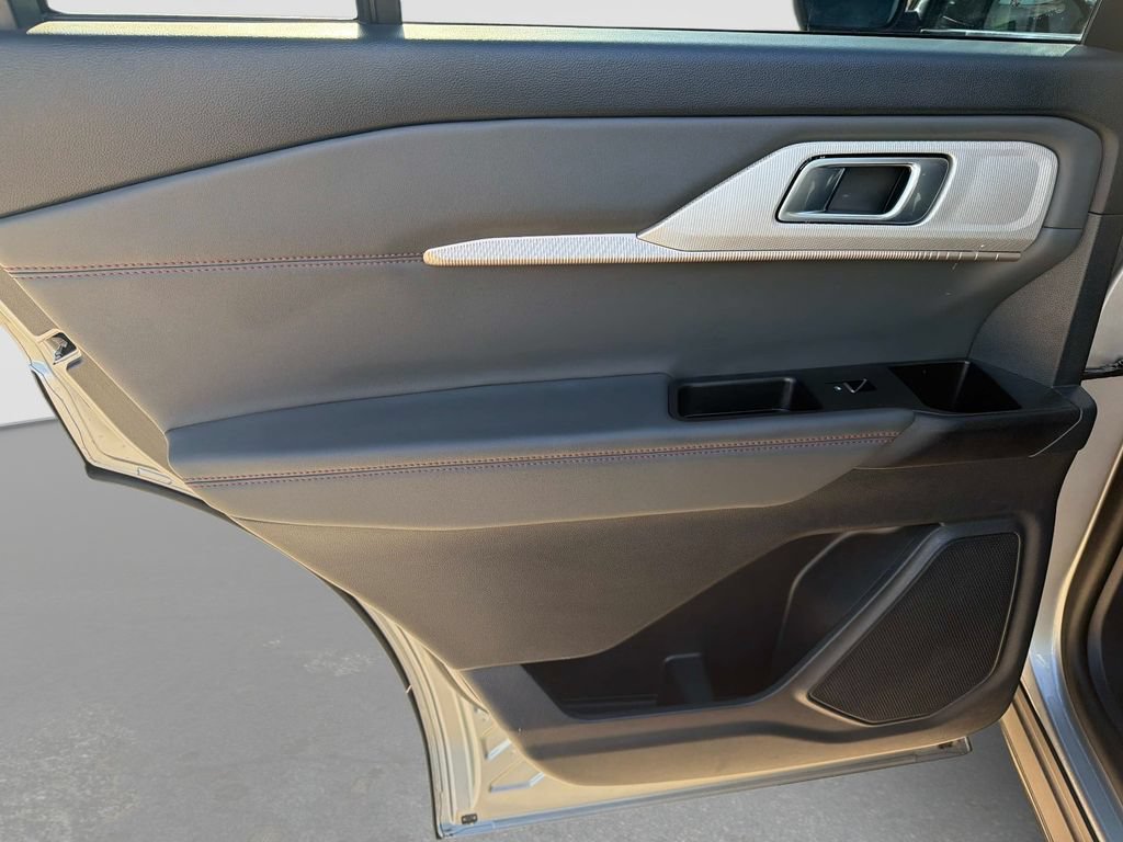 Used 2025 Ford Explorer Active AWD/4WD image 13
