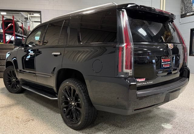 Used 2020 Cadillac Escalade Luxury w/ Escalade Sport Edition AWD/4WD image 4