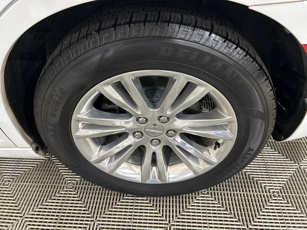 Used 2017 Chrysler 300 C image 10