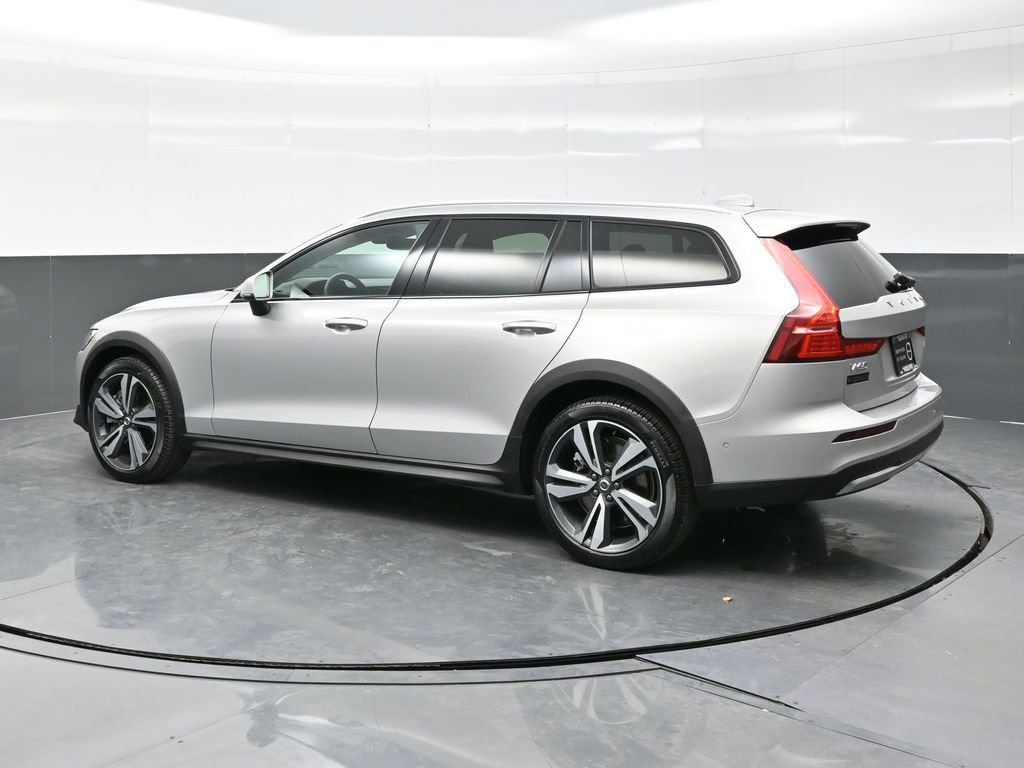 Used 2025 Volvo V60 B5 Cross Country Plus AWD/4WD image 4